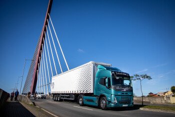 Volvo começa a testar caminhões pesados 100% elétricos no Brasil